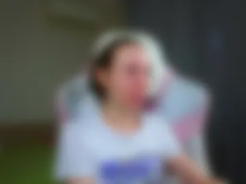 adelina_cowell photo 3