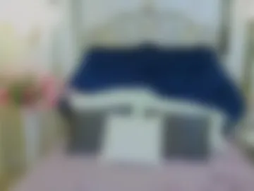 ariana_petite photo 4