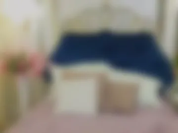 ariana_petite photo 3