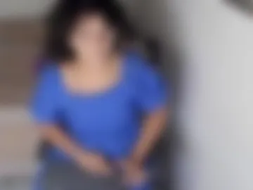 chloe_kisses photo 3