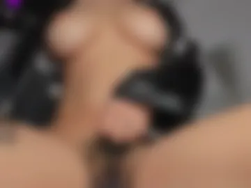 laura_hills18 photo 2